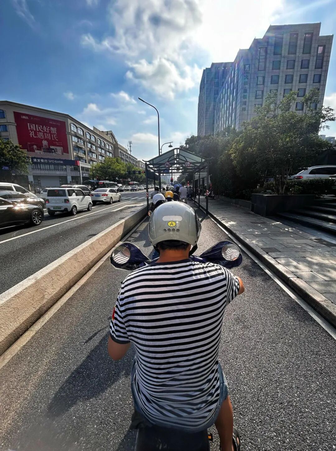 太让人“上头”了!杭州路口一个动作刷屏! 太让人“上头”了!杭州路口一个动作刷屏!