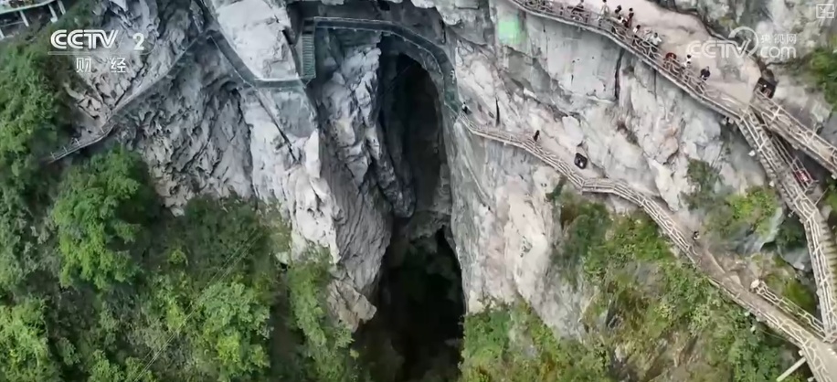 悬崖书店、天坑音乐节成文旅“新宠” 景点“新”魅力燃动消费“热引擎”