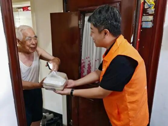 观盛世阅兵 燃爱国之情 做暖心养老人