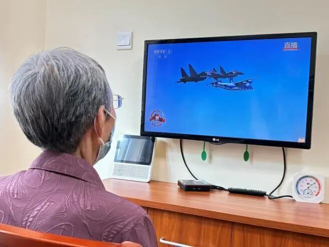 观盛世阅兵 燃爱国之情 做暖心养老人