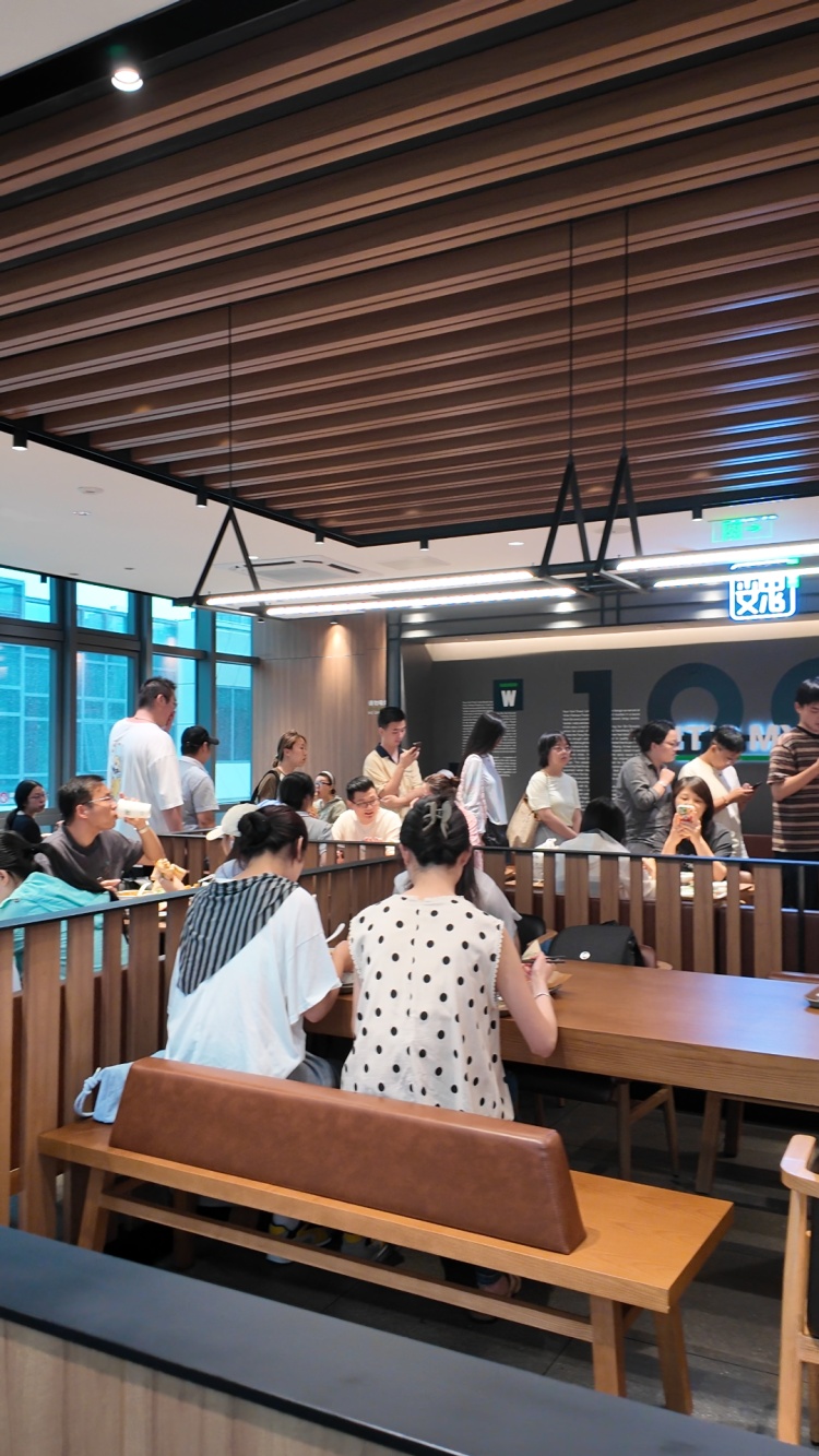 高温天排队数小时，冒着暴雨也要来！上海开出首店，据称“几乎都是爆款”，记者实探→