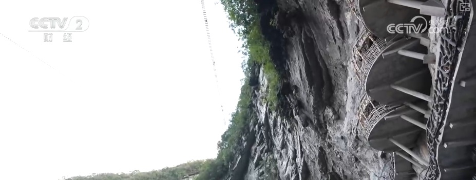 悬崖书店、天坑音乐节成文旅“新宠” 景点“新”魅力燃动消费“热引擎”