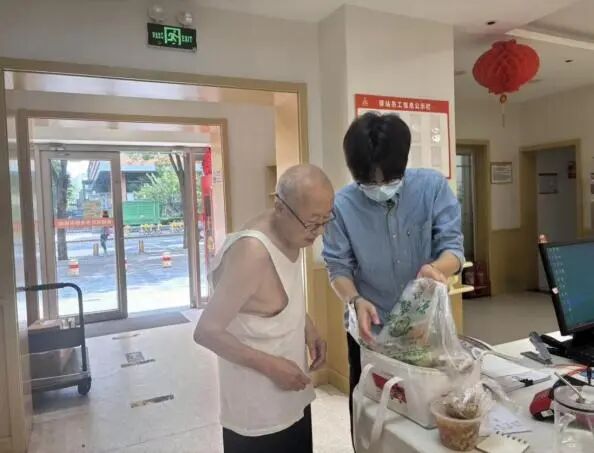 观盛世阅兵 燃爱国之情 做暖心养老人