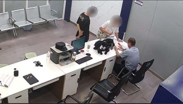 聊城一女子举着手机冲进派出所…