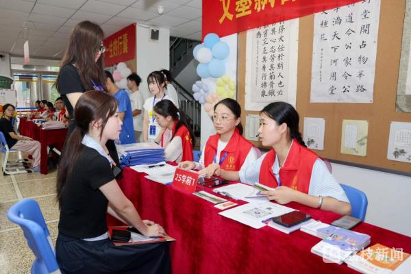 江苏高校新生报到季:以创意“开学礼”开启暖心学期 江苏高校新生报到季:以创意“开学礼”开启暖心学期