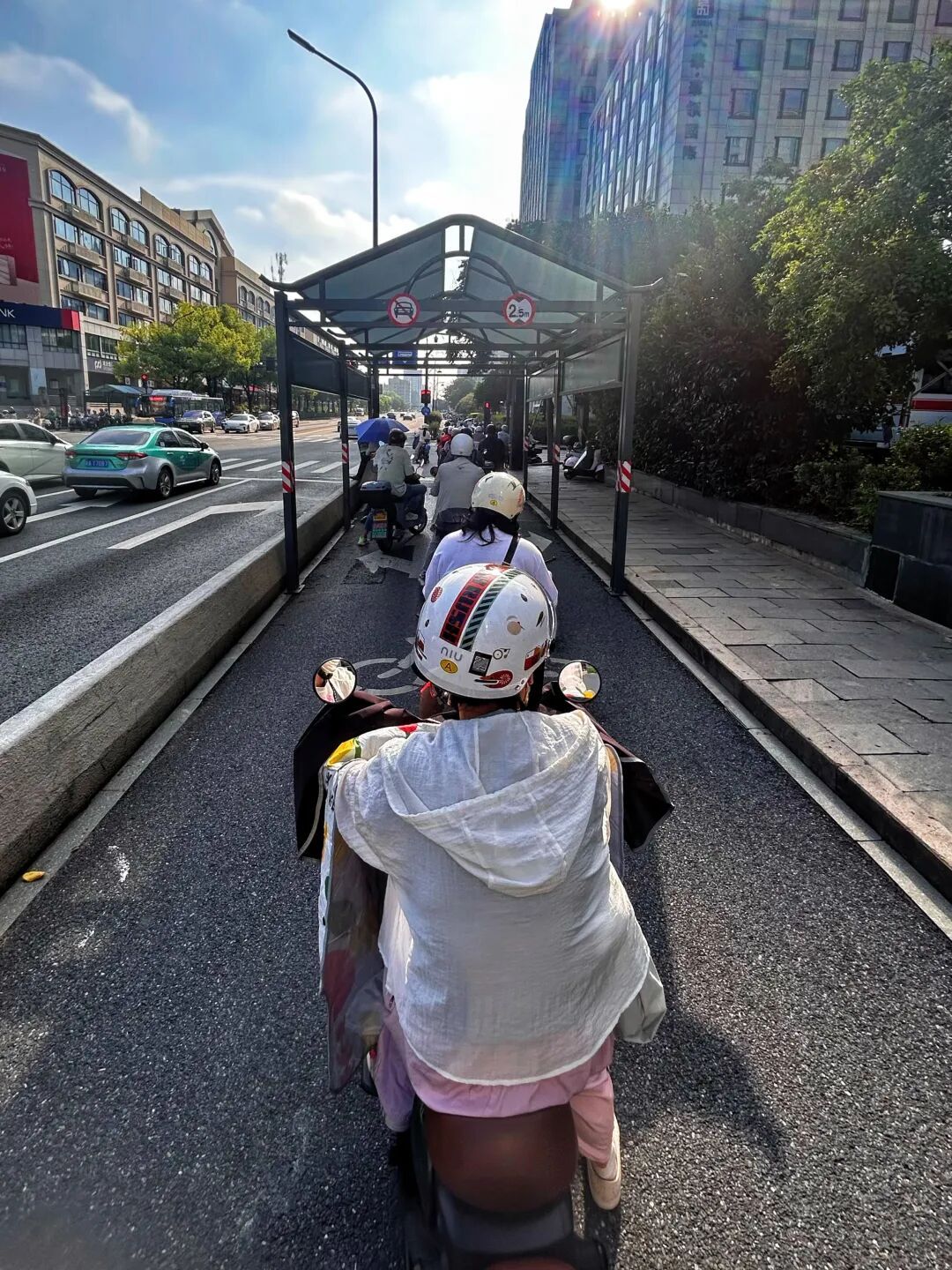 太让人“上头”了!杭州路口一个动作刷屏! 太让人“上头”了!杭州路口一个动作刷屏!