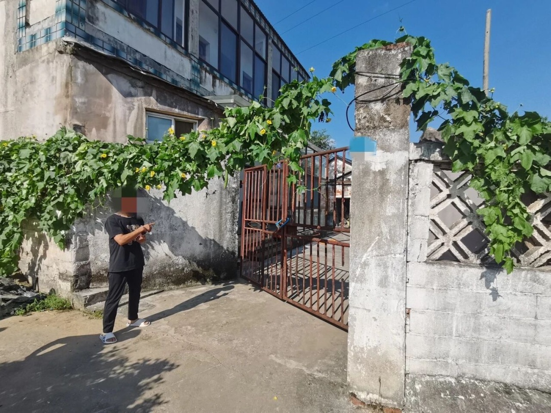 藏匿于镇江宝塔路某小区,何某被抓获! 藏匿于镇江宝塔路某小区,何某被抓获!