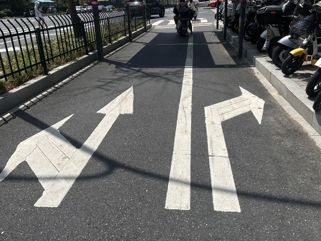 太让人“上头”了!杭州路口一个动作刷屏! 太让人“上头”了!杭州路口一个动作刷屏!