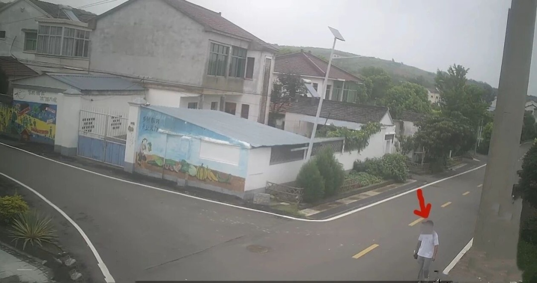 藏匿于镇江宝塔路某小区,何某被抓获! 藏匿于镇江宝塔路某小区,何某被抓获!