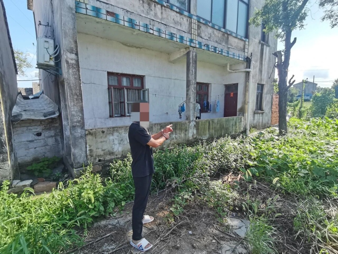 藏匿于镇江宝塔路某小区,何某被抓获! 藏匿于镇江宝塔路某小区,何某被抓获!