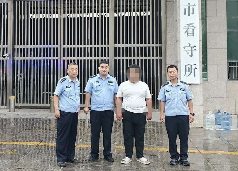 “老板”让接送5万元现金，他携款直奔派出所……