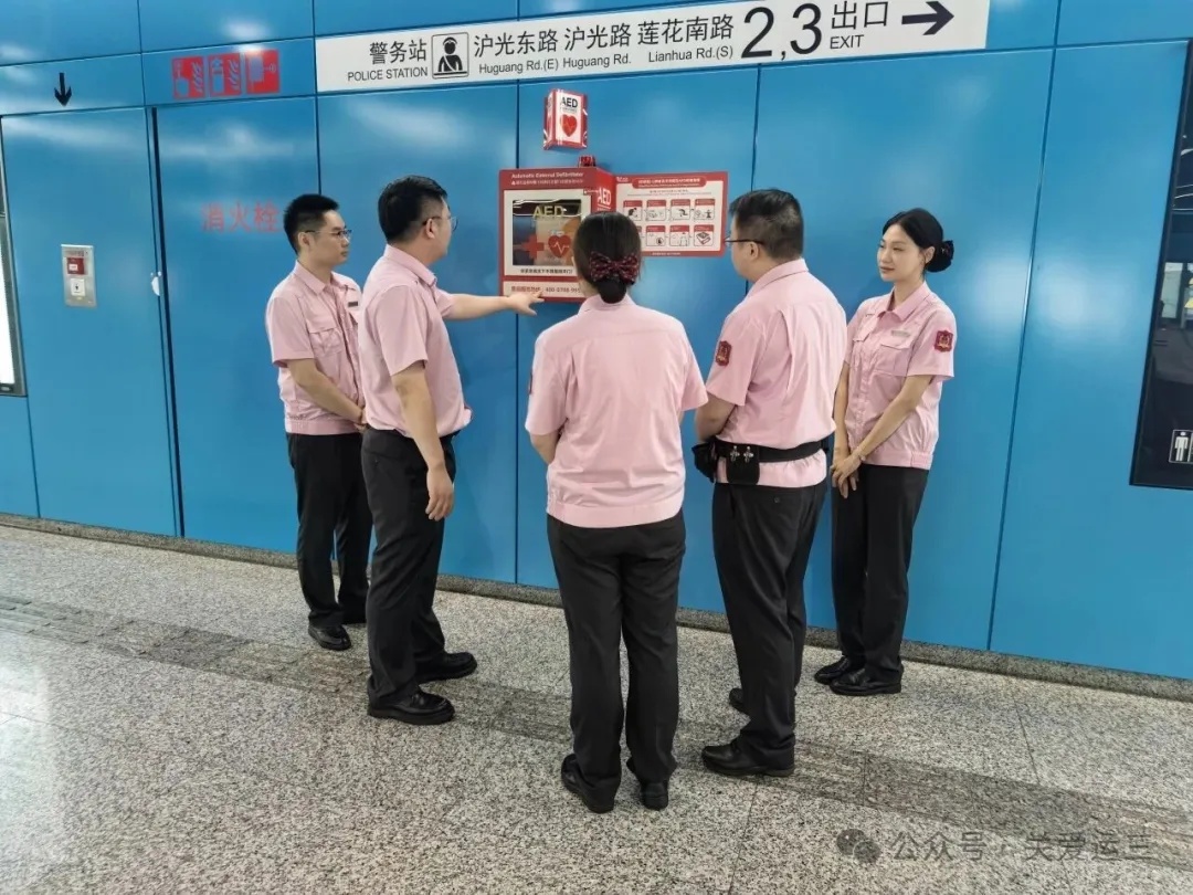 上海地铁突发紧急情况：中年男子昏迷！没有心跳了！黄金三分钟，救回一条命