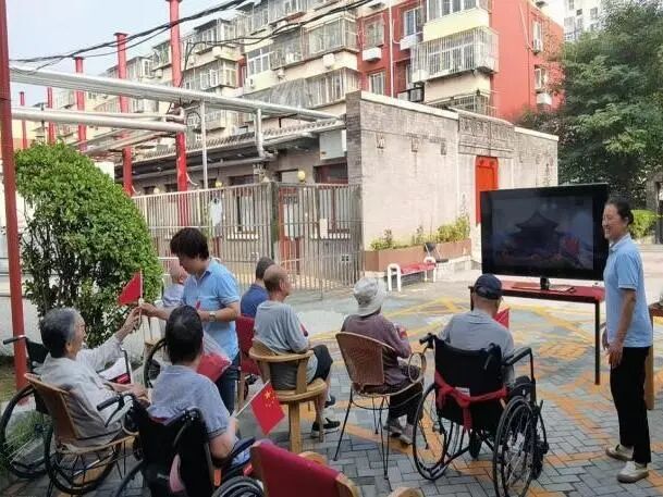 观盛世阅兵 燃爱国之情 做暖心养老人