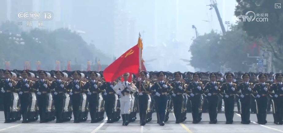 蓝、绿、白、黄、红，彩蛋！守卫和平 300秒多视角逐帧解码“阅兵蚊香图”