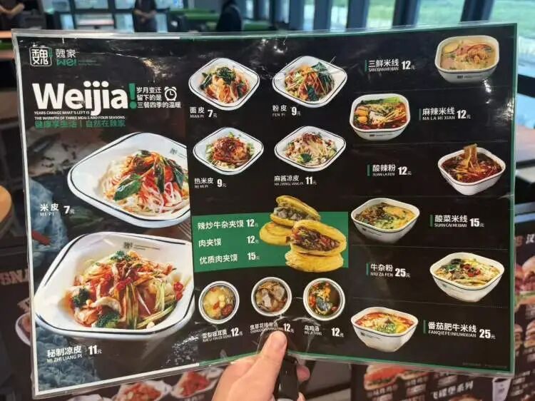 高温天排队数小时，冒着暴雨也要来！上海开出首店，据称“几乎都是爆款”，记者实探→