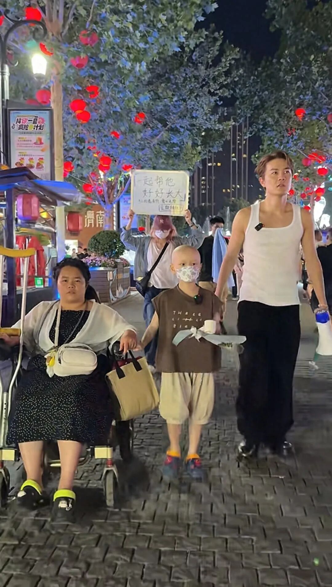 知名歌手街头卖水果被偶遇！