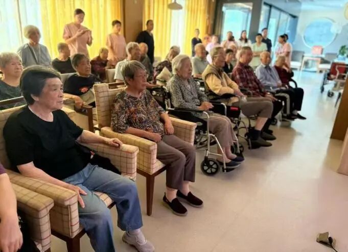 观盛世阅兵 燃爱国之情 做暖心养老人