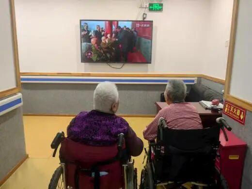 观盛世阅兵 燃爱国之情 做暖心养老人