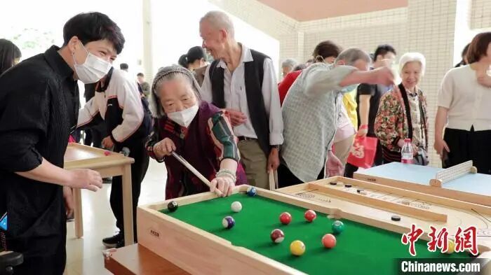 这座被群山包围的小城，何以将木头“玩”转全球？