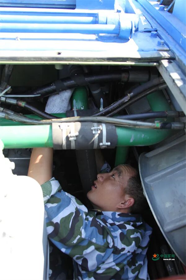 荣光之路丨4次参阅4次幕后！一级军士长在“方寸天地”向党和人民报告