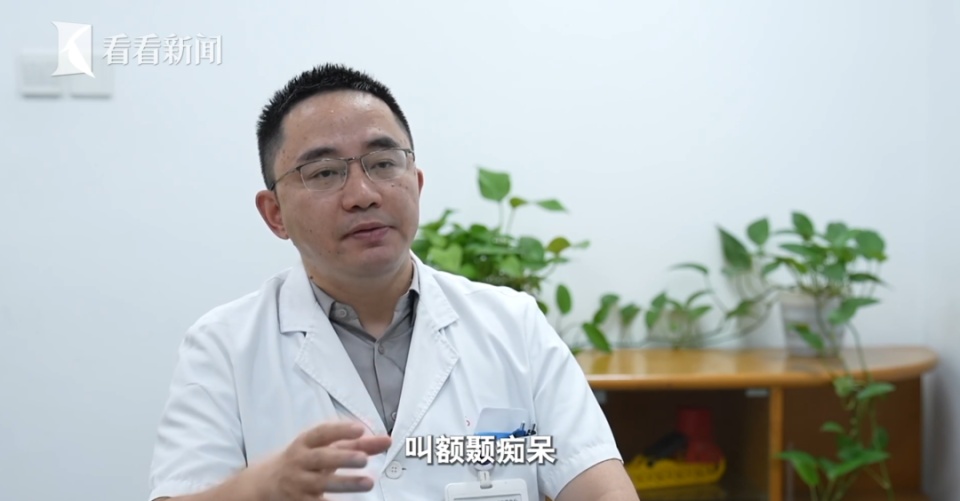 老人每月花4500元租两套房囤废品，3套房被30吨垃圾堆满，称“只有它不会变心”