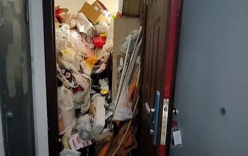 3套房囤积30吨垃圾，一开门蟑螂往外爬，医生提醒：警惕老人患上这种疾病