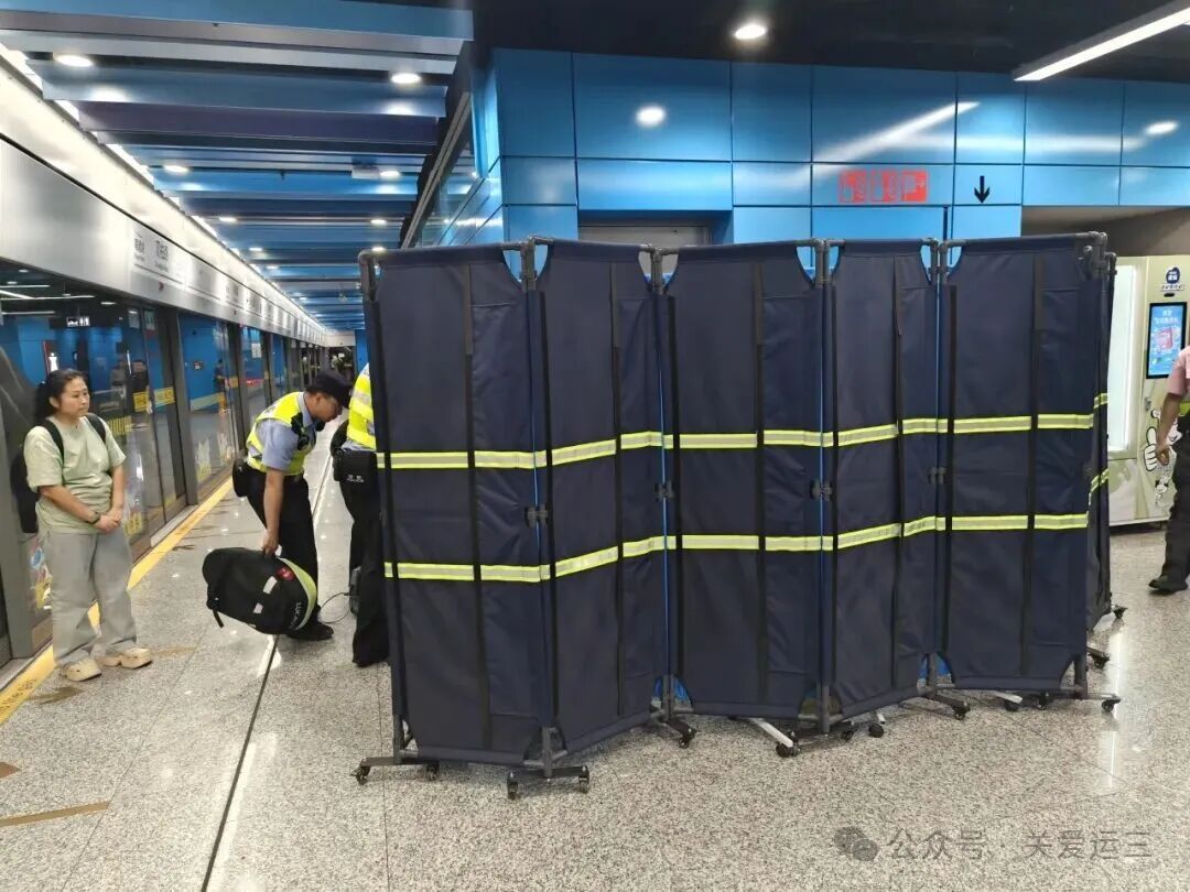 上海地铁晚高峰,男子突然昏迷!“没有心跳了”,一场与死神的战斗打响→ 上海地铁晚高峰,男子突然昏迷!“没有心跳了”,一场与死神的战斗打响→