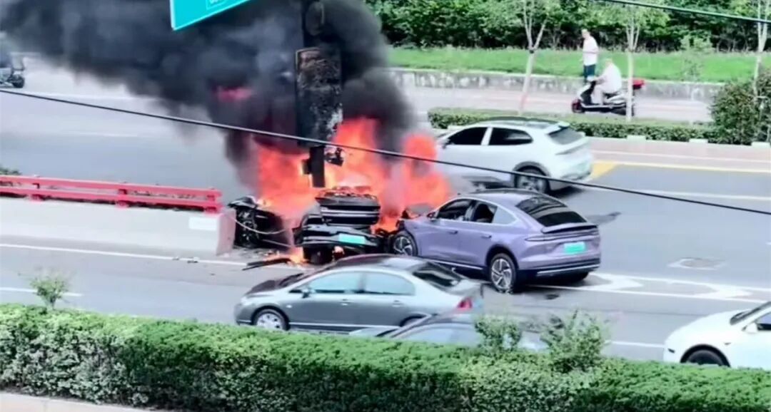 南京两车相撞起火，他冲了上去……