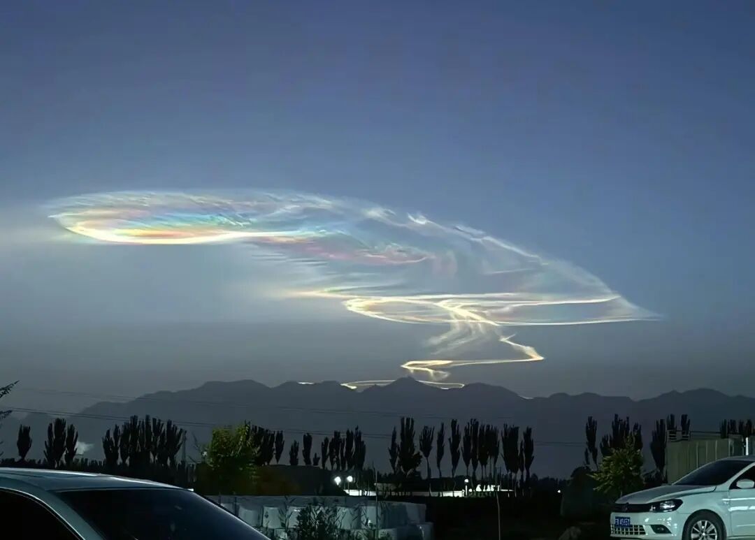 宁夏天空现“七彩祥云”，目击者称非常明显，朋友圈都传开了，科普博主：系火箭夜光云