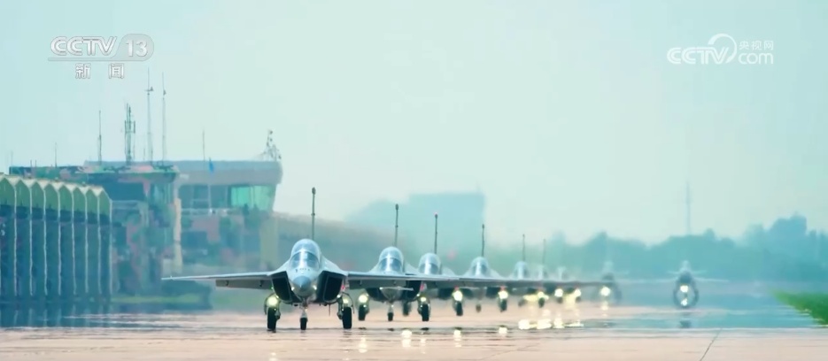 重塑现代空战新格局 解码受阅空中梯队“正确打开方式”