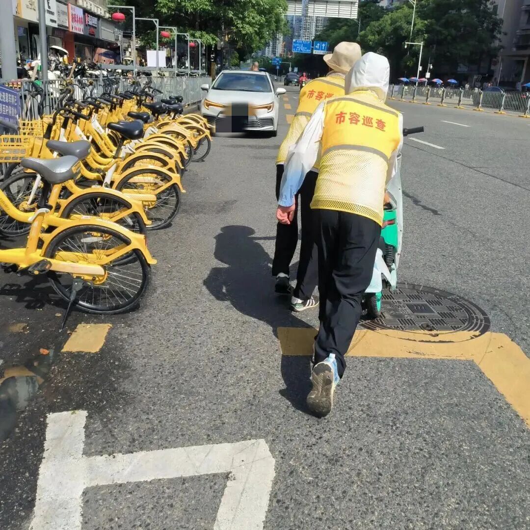 老哥来深圳摆摊“搞钱”，城管劝导场面火爆，结局是……