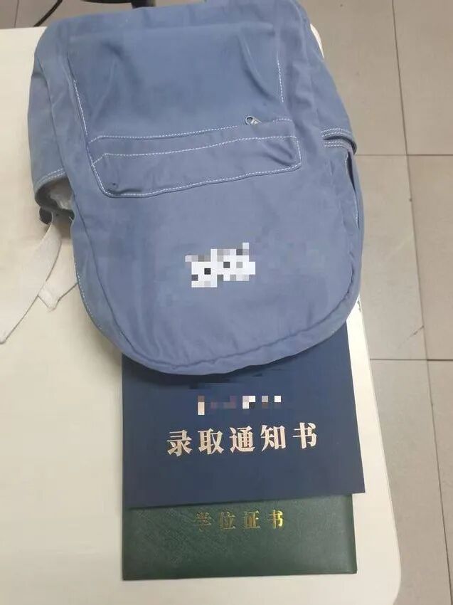 研究生入学通知书遗落 轨道民警多方查询物归原主