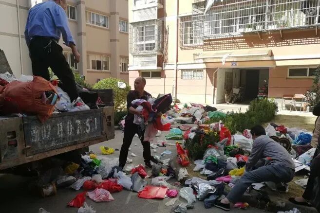 3套房囤积30吨垃圾，一开门蟑螂往外爬，医生提醒：警惕老人患上这种疾病
