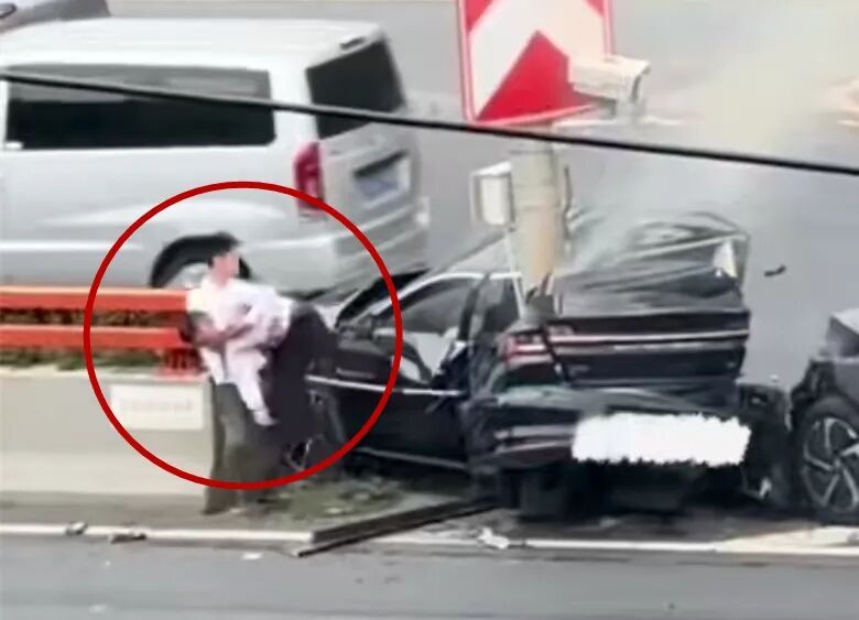 南京两车相撞起火，他冲了上去……