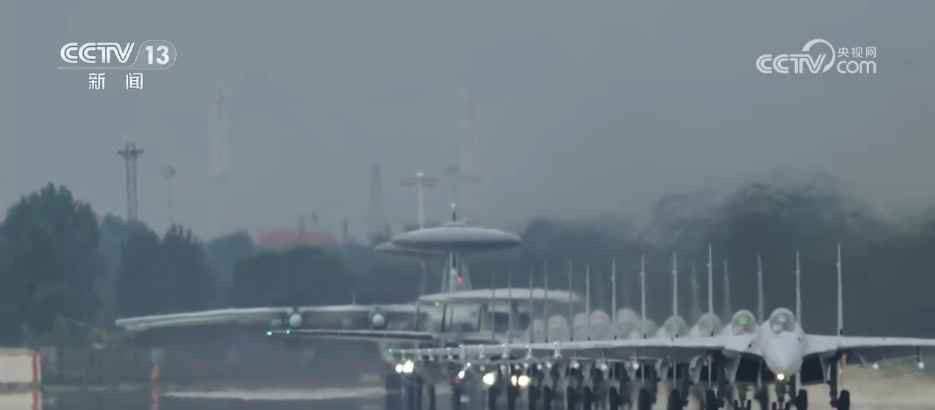 重塑现代空战新格局 解码受阅空中梯队“正确打开方式”