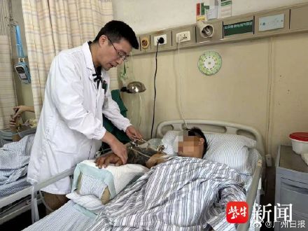 可怕！男子坐副驾手臂伸出车窗外，遇车祸手臂断成三截，仅剩几厘米皮肤相连……