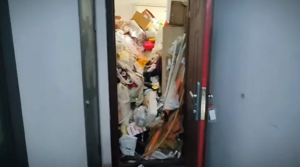 上海男子崩溃：母亲租了2套房，专门做这事！打开门瞬间涌出...足足30吨