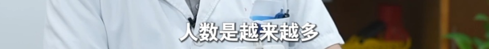 老人每月花4500元租两套房囤废品，3套房被30吨垃圾堆满，称“只有它不会变心”