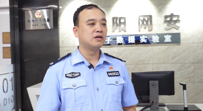 为了“抓小三”,女子踩碎保时捷玻璃?贵阳警方辟谣:假的!系摆拍! 为了“抓小三”,女子踩碎保时捷玻璃?贵阳警方辟谣:假的!系摆拍!