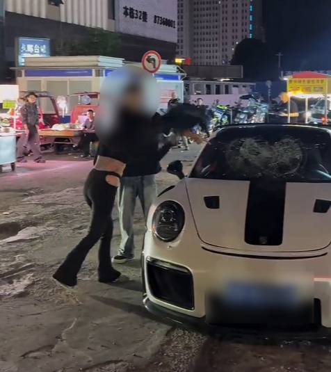 为了“抓小三”,女子踩碎保时捷玻璃?贵阳警方辟谣:假的!系摆拍! 为了“抓小三”,女子踩碎保时捷玻璃?贵阳警方辟谣:假的!系摆拍!