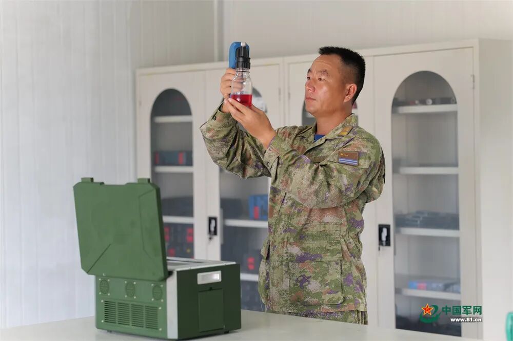 荣光之路丨4次参阅4次幕后！一级军士长在“方寸天地”向党和人民报告