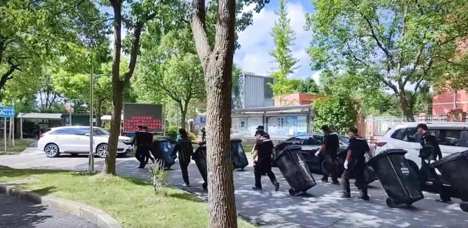 上海男子崩溃：母亲租了2套房，专门做这事！打开门瞬间涌出...足足30吨