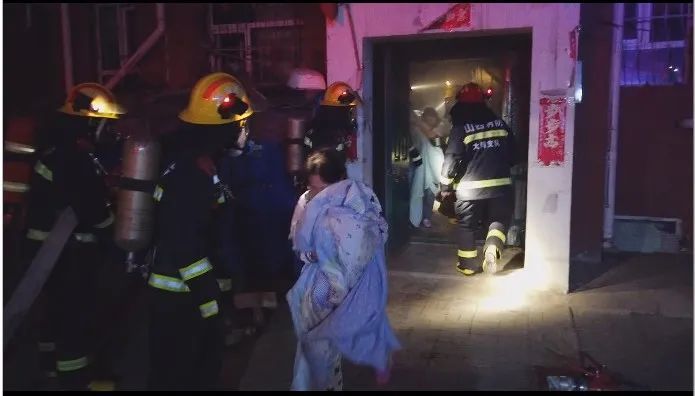 大爷火烧垃圾图省事，反倒弄出个“大麻烦”！消防提示