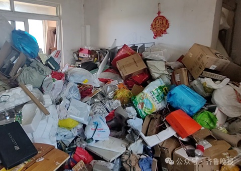 3套房囤积30吨垃圾，一开门蟑螂往外爬，医生提醒：警惕老人患上这种疾病