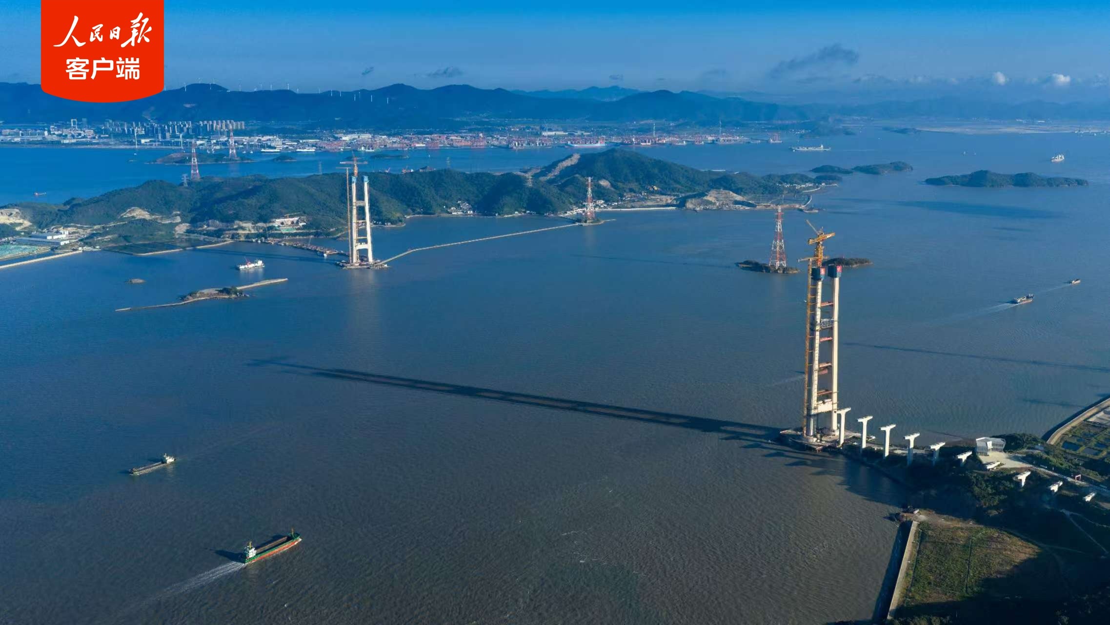 一跨1768米！国内最大跨度跨海大桥首个主塔顺利封顶