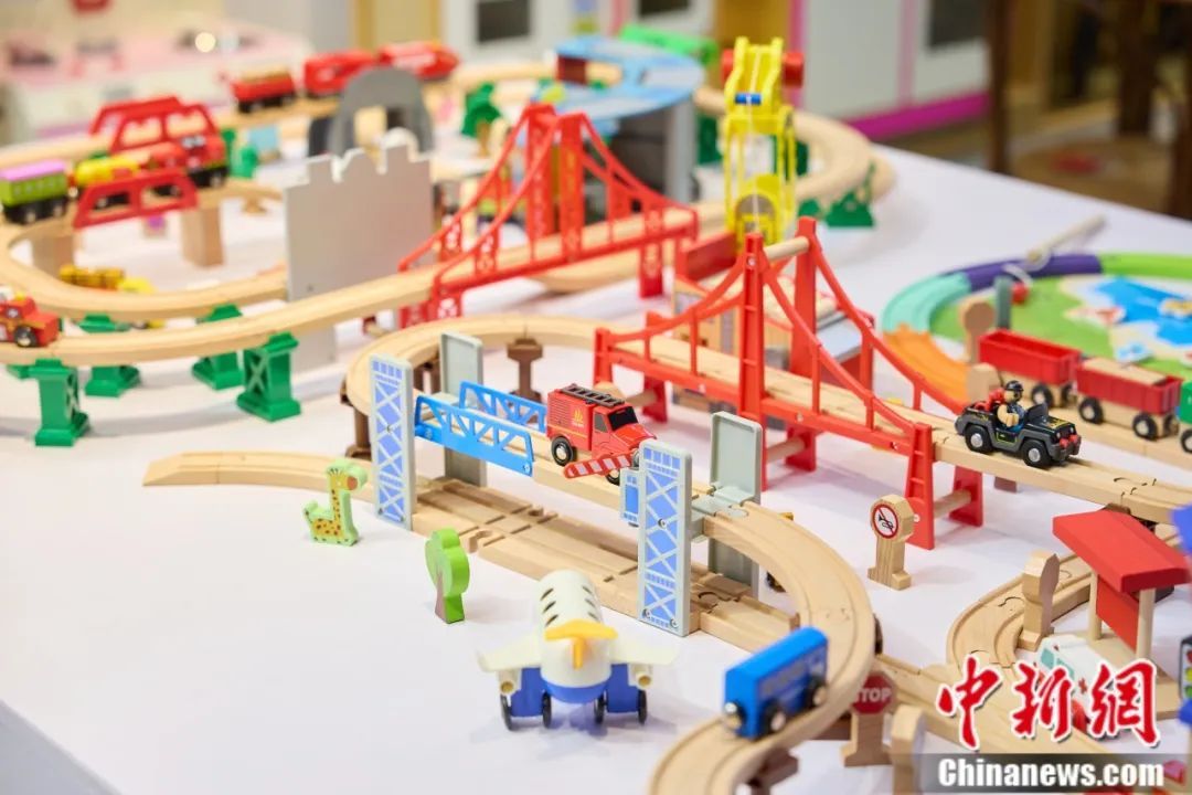 这座被群山包围的小城，何以将木头“玩”转全球？