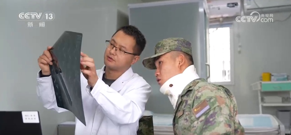 用实际行动展现使命与担当 看阅兵训练场上“白衣战士”的风采