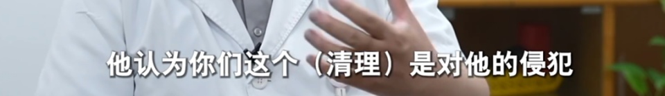 老人每月花4500元租两套房囤废品，3套房被30吨垃圾堆满，称“只有它不会变心”