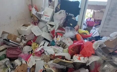 3套房囤积30吨垃圾，一开门蟑螂往外爬，医生提醒：警惕老人患上这种疾病