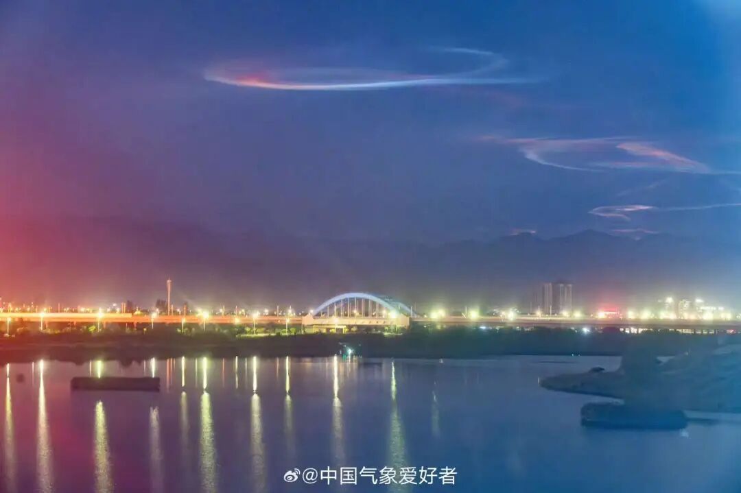 宁夏天空现“七彩祥云”，目击者称非常明显，朋友圈都传开了，科普博主：系火箭夜光云